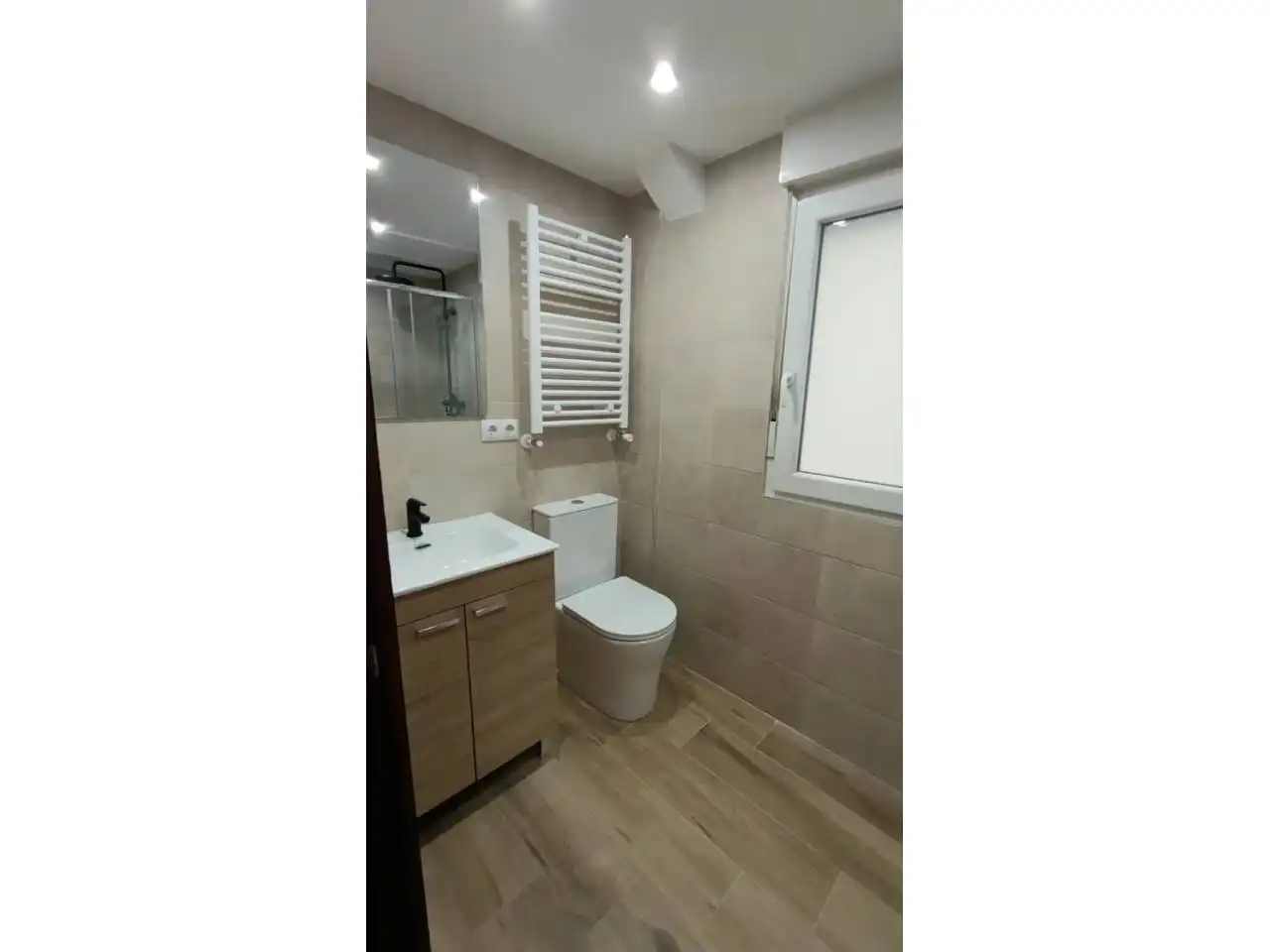 Bathroom of Flat for rent in Burgos  with Heating, Parquet flooring and Furnished