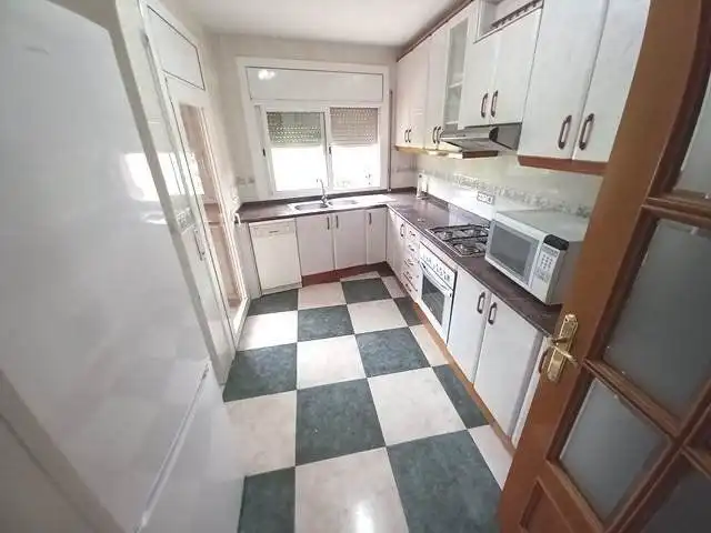 Cuina de Casa o xalet en venda en Cerdanyola del Vallès amb Calefacció, Terrassa i Balcó