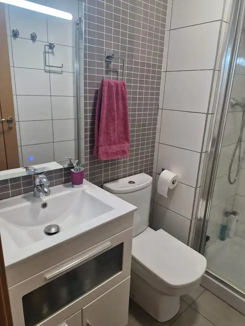 Badezimmer von Wohnungen zur Miete in Elche / Elx mit Klimaanlage, Schwimmbad und Balkon