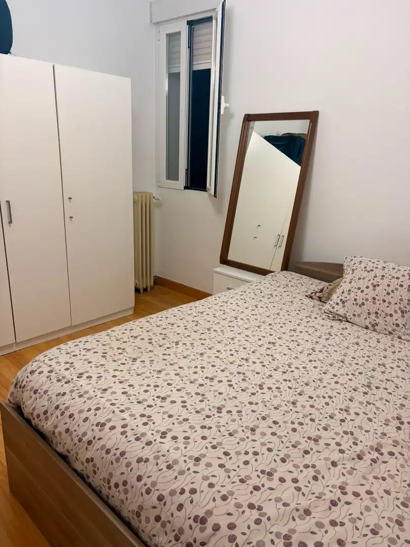 Dormitori de Pis per a compartir en Madrid amb Calefacció, Parquet i Moblat