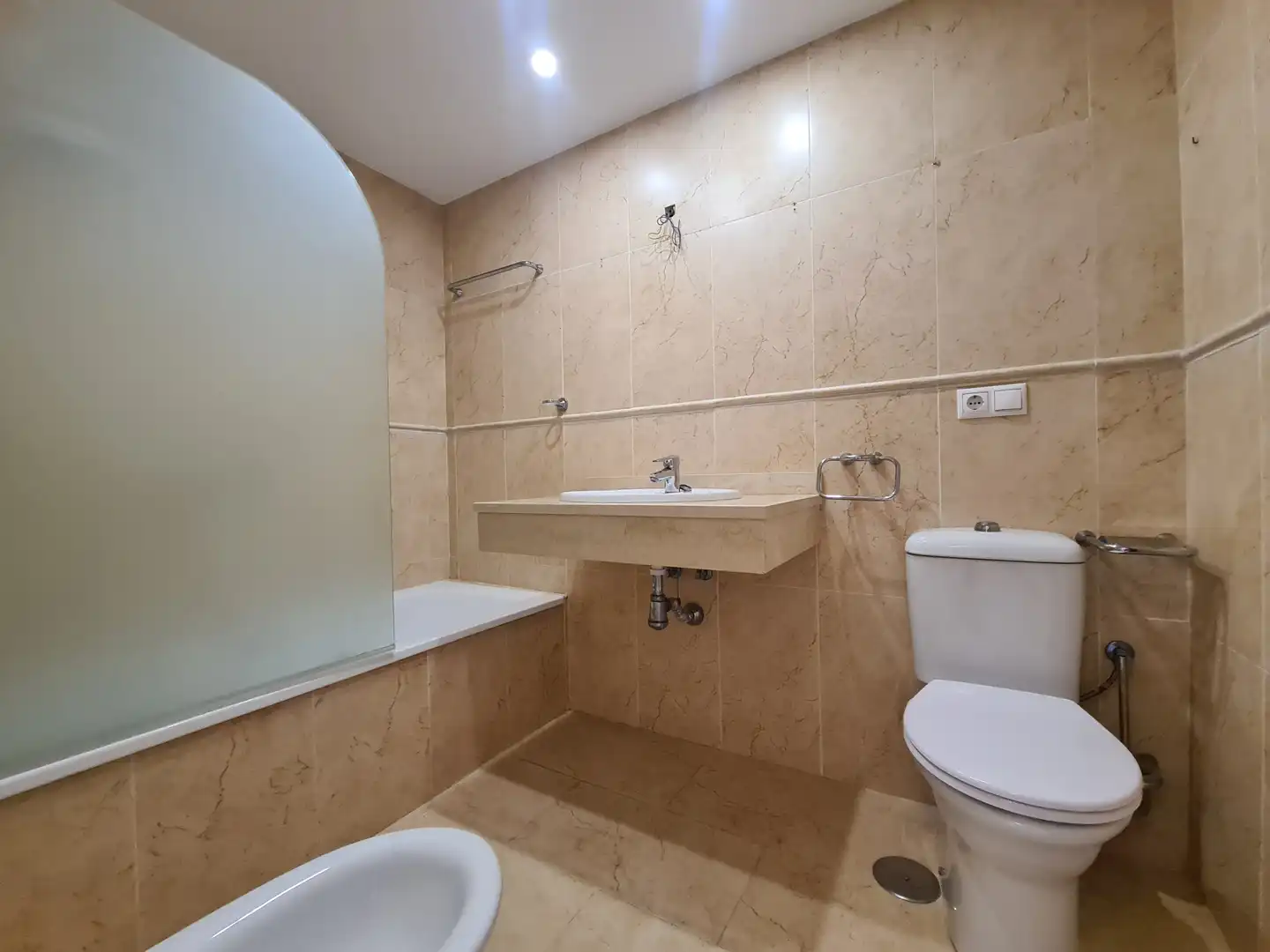Baño de Casa adosada en venta en Manilva con Terraza, Jacuzzi y Internet