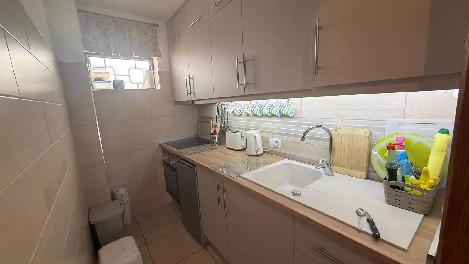 Küche von Erdgeschoss zum Verkauf in Arona mit Privatgarten, Terrasse und Abstellraum