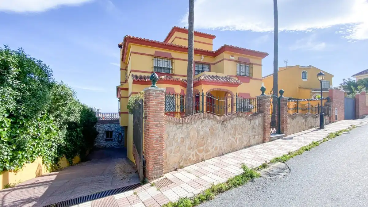 Vista exterior de Casa o chalet en venta en Mijas con Calefacción, Jardín privado y Terraza
