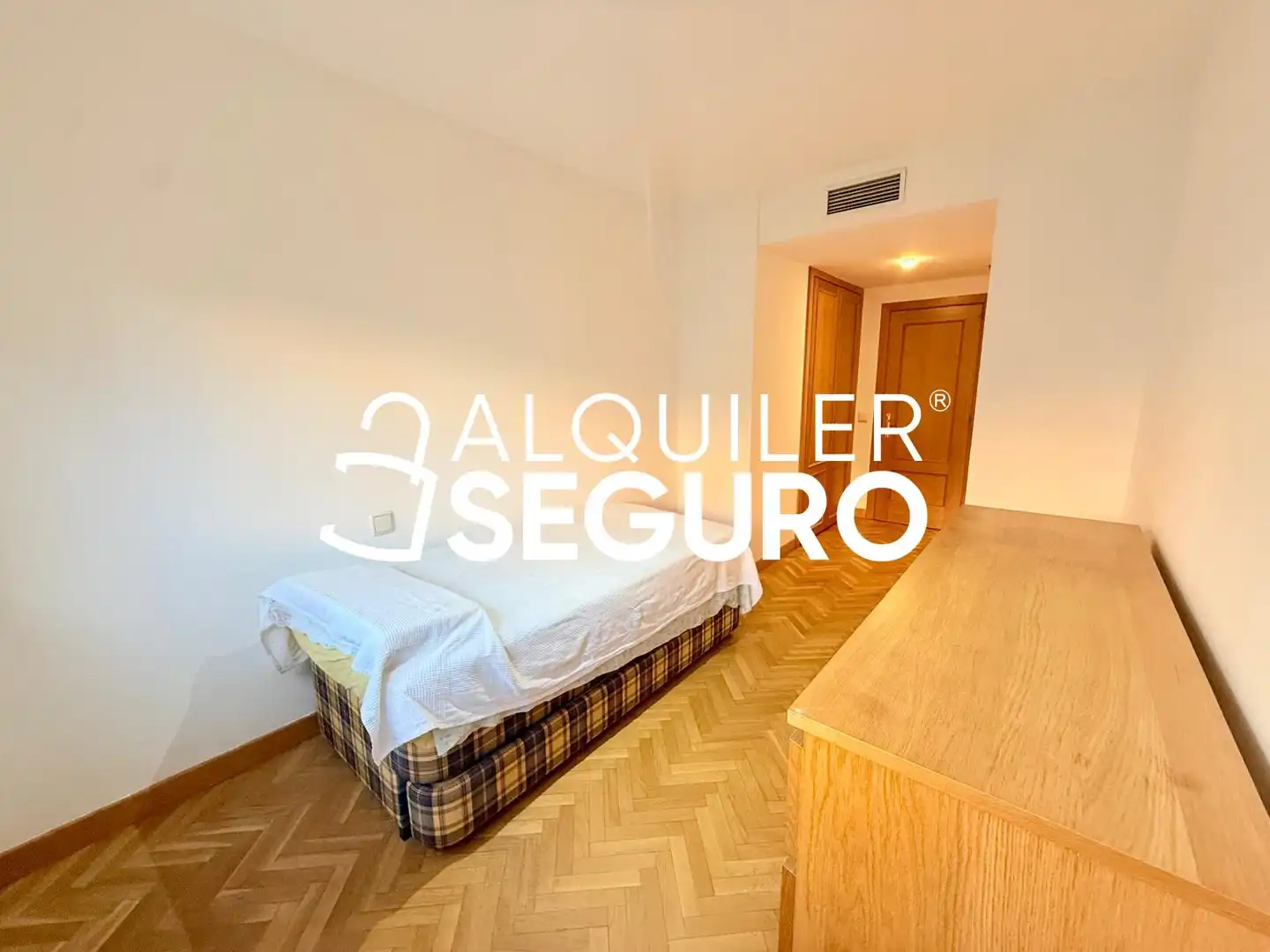 Bedroom of Flat for rent in Madrid  with Air Conditioner and Heating