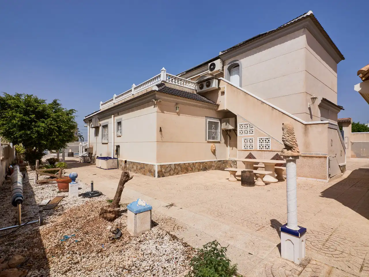 Vista exterior de Casa o xalet en venda en Torrevieja amb Aire condicionat, Calefacció i Jardí privat