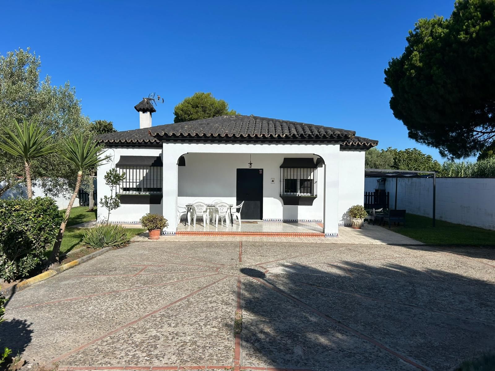 Vista exterior de Casa o xalet de lloguer en Chiclana de la Frontera amb Aire condicionat, Jardí privat i Moblat