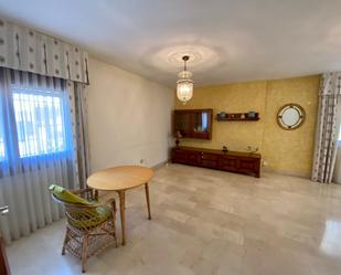 Sala d'estar de Casa adosada de lloguer en Azuqueca de Henares amb Aire condicionat, Calefacció i Jardí privat