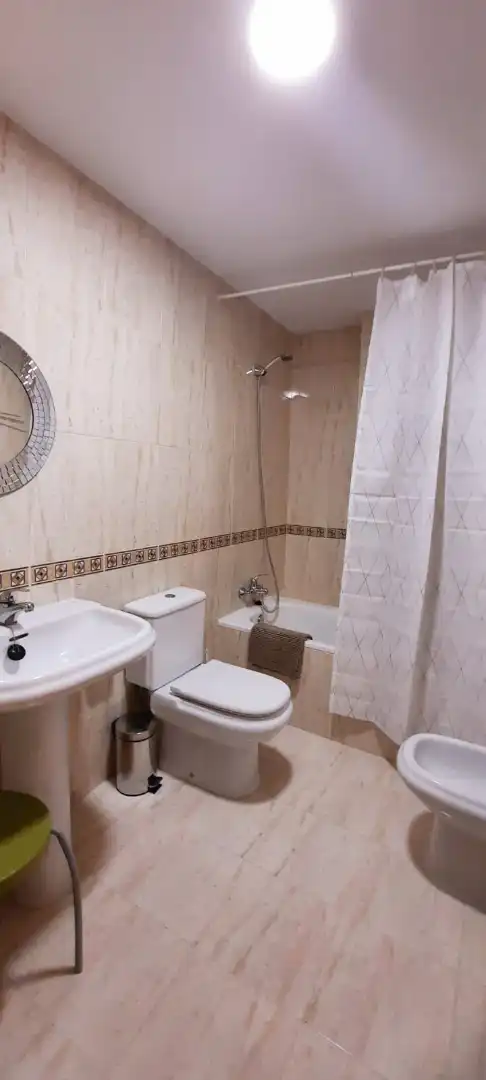 Badezimmer von Einfamilien-Reihenhaus zum Verkauf in Cubas de la Sagra mit Klimaanlage, Heizung und Privatgarten