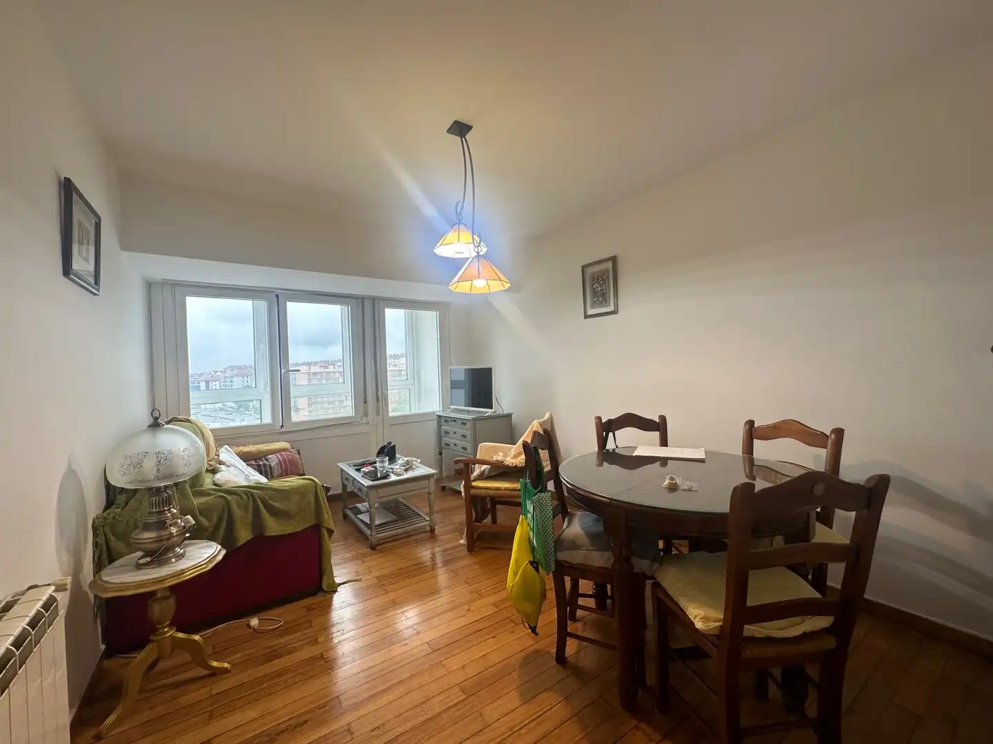 Living room of Flat for rent in Santiago de Compostela   with Heating, Parquet flooring and Furnished