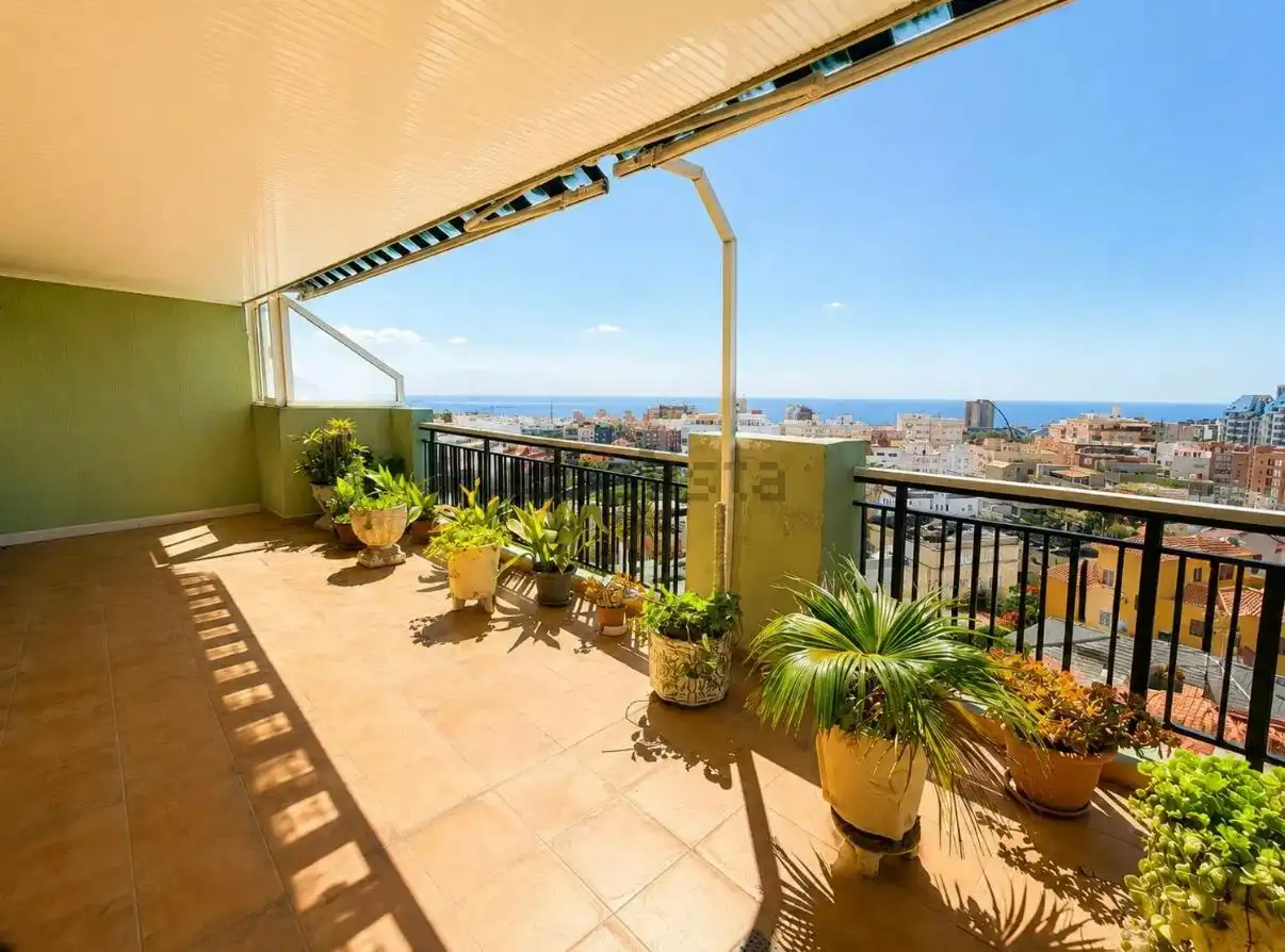 Exterior view of Attic for sale in Santa Cruz de Tenerife  with Terrace, Furnished and Washing machine