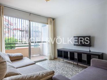 Flat with balcony for sale in Macarena