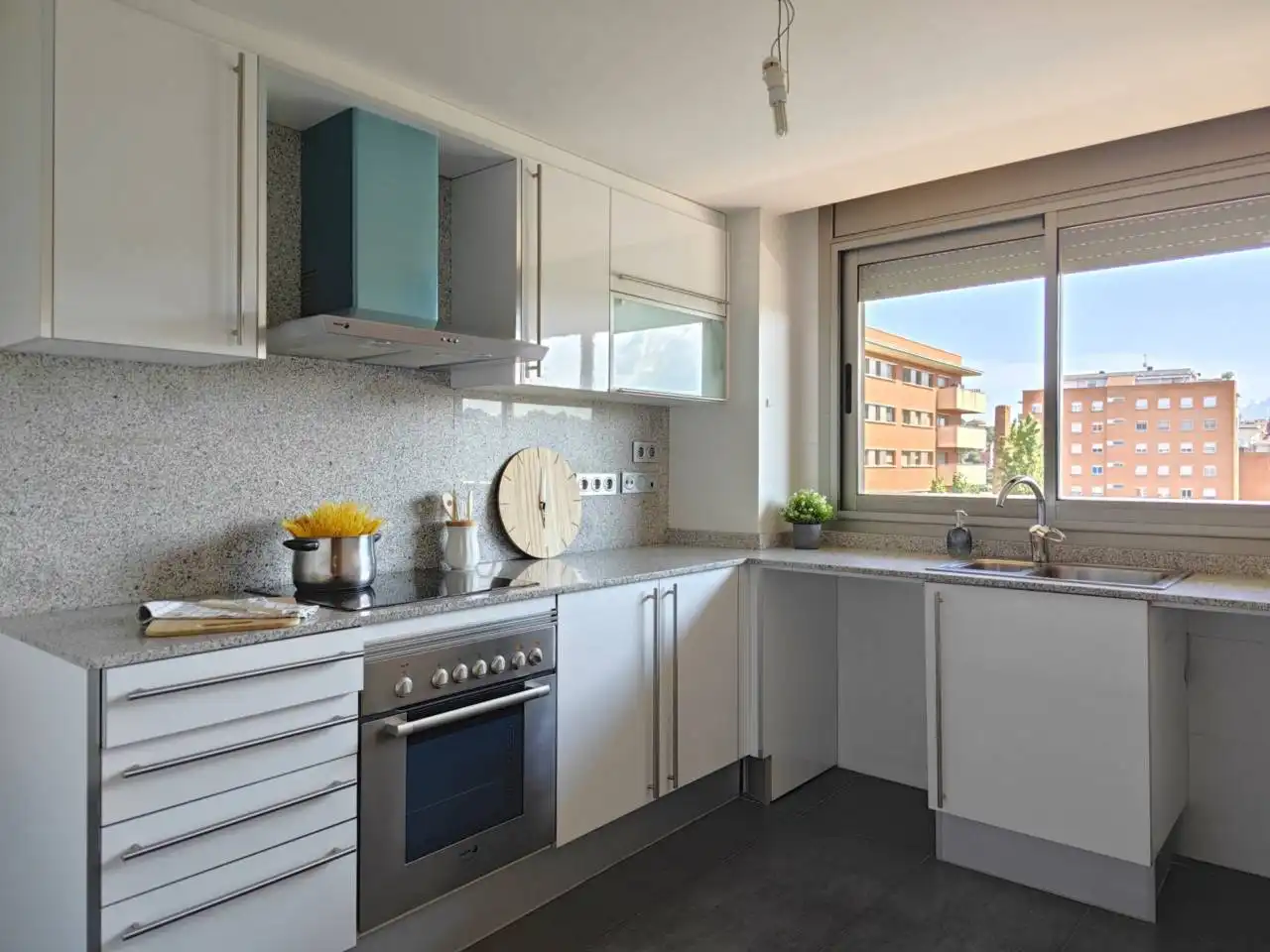 Cuina de Pis de lloguer en Manresa amb Calefacció, Parquet i Terrassa