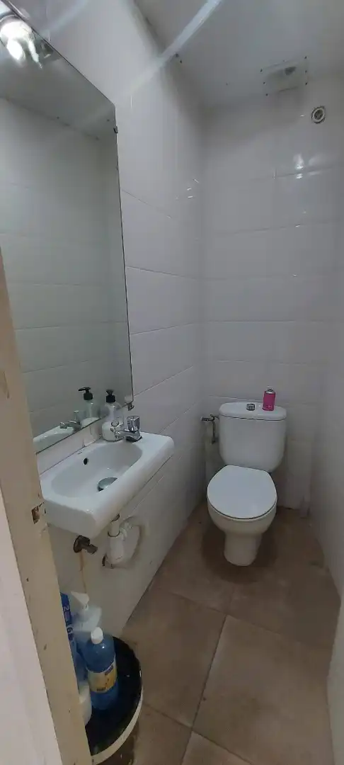 Bany de Local de lloguer en Barcelona amb Aire condicionat i Calefacció