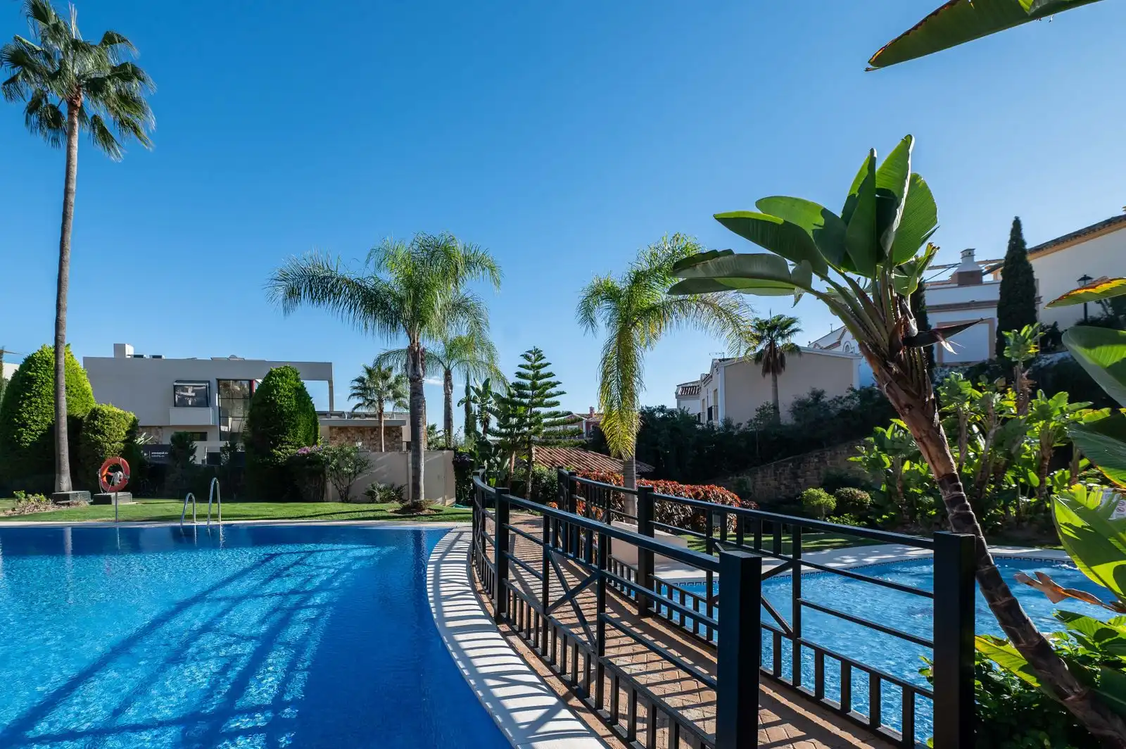 Piscina de Ático en venta en Marbella con Terraza, Trastero y Amueblado