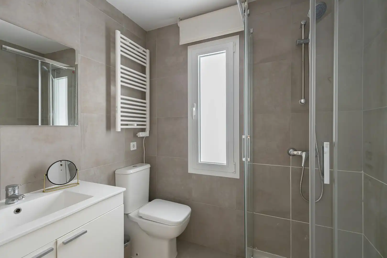 Bathroom of Flat for rent in Getafe  with Air Conditioner, Heating and Furnished