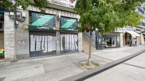 Local con amplio escaparate en la calle Euskadi Etorbidea, junto al aparcamiento del puerto deportivo.