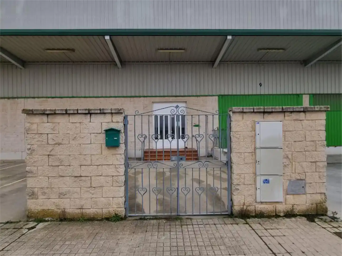 Außenansicht von Fabrikhallen zur Miete in Benavente