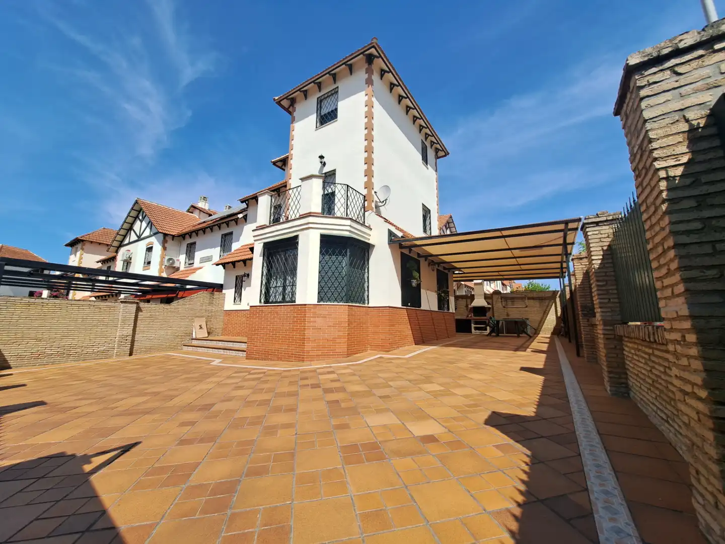 Vista exterior de Casa o xalet en venda en Dos Hermanas amb Aire condicionat, Terrassa i Forn