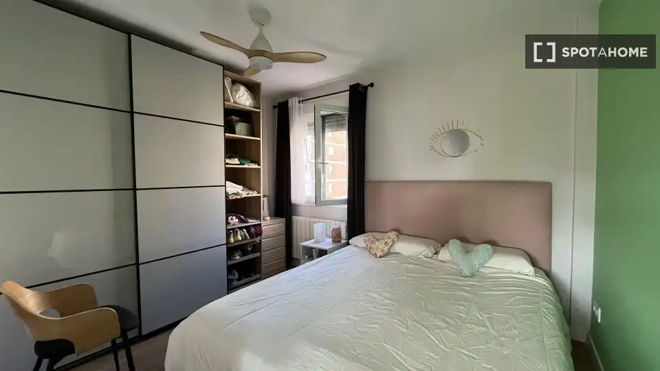 Schlafzimmer von Wohnung zur Miete in Madrid mit Klimaanlage, Heizung und Möbliert