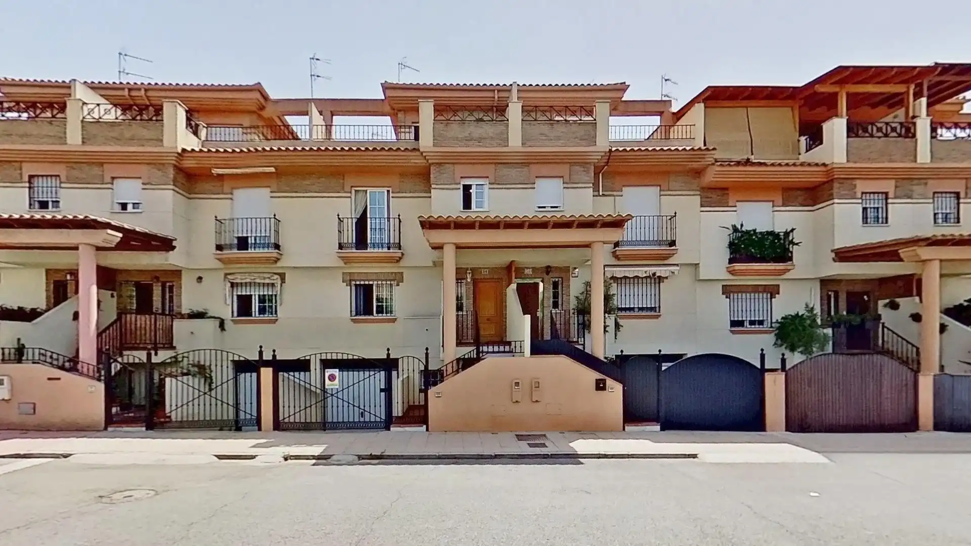 Vista exterior de Casa o xalet en venda en Motril amb Terrassa i Balcó
