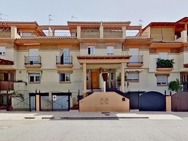 Casa amb balcó en venda a Calle Calle Serranía de Ronda 56