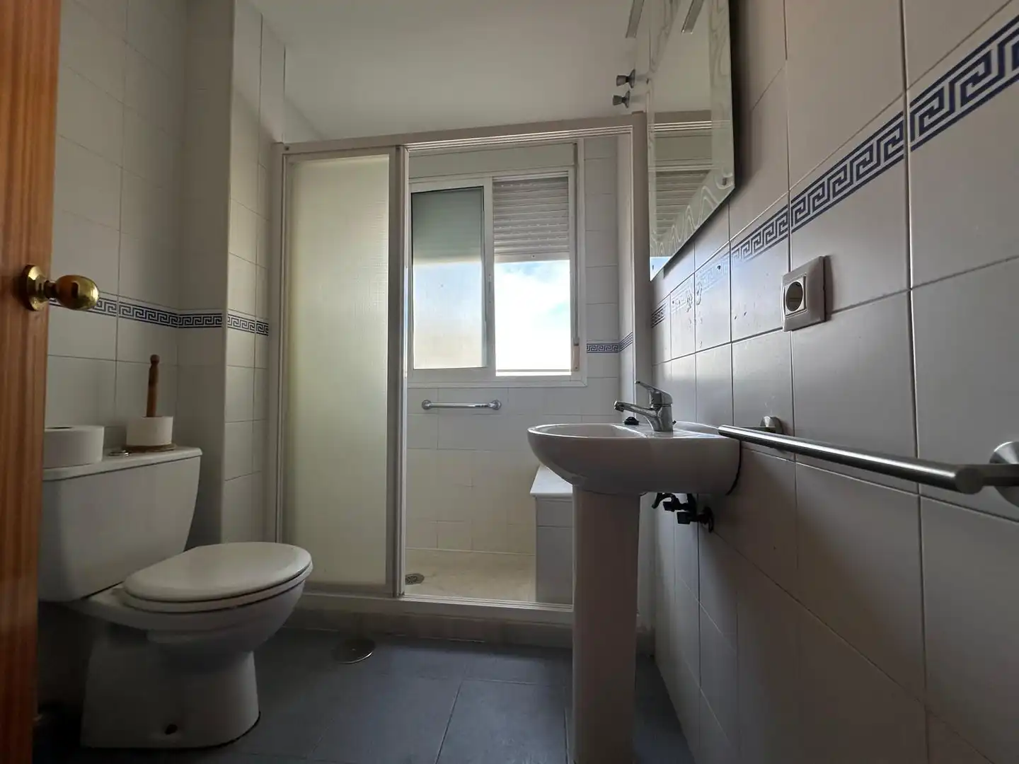 Bathroom of Flat for sale in Sevilla  with Air Conditioner, Heating and Storage room