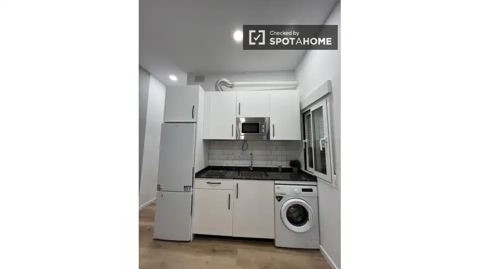 Cuina de Apartament per a compartir en Madrid amb Aire condicionat, Calefacció i Terrassa