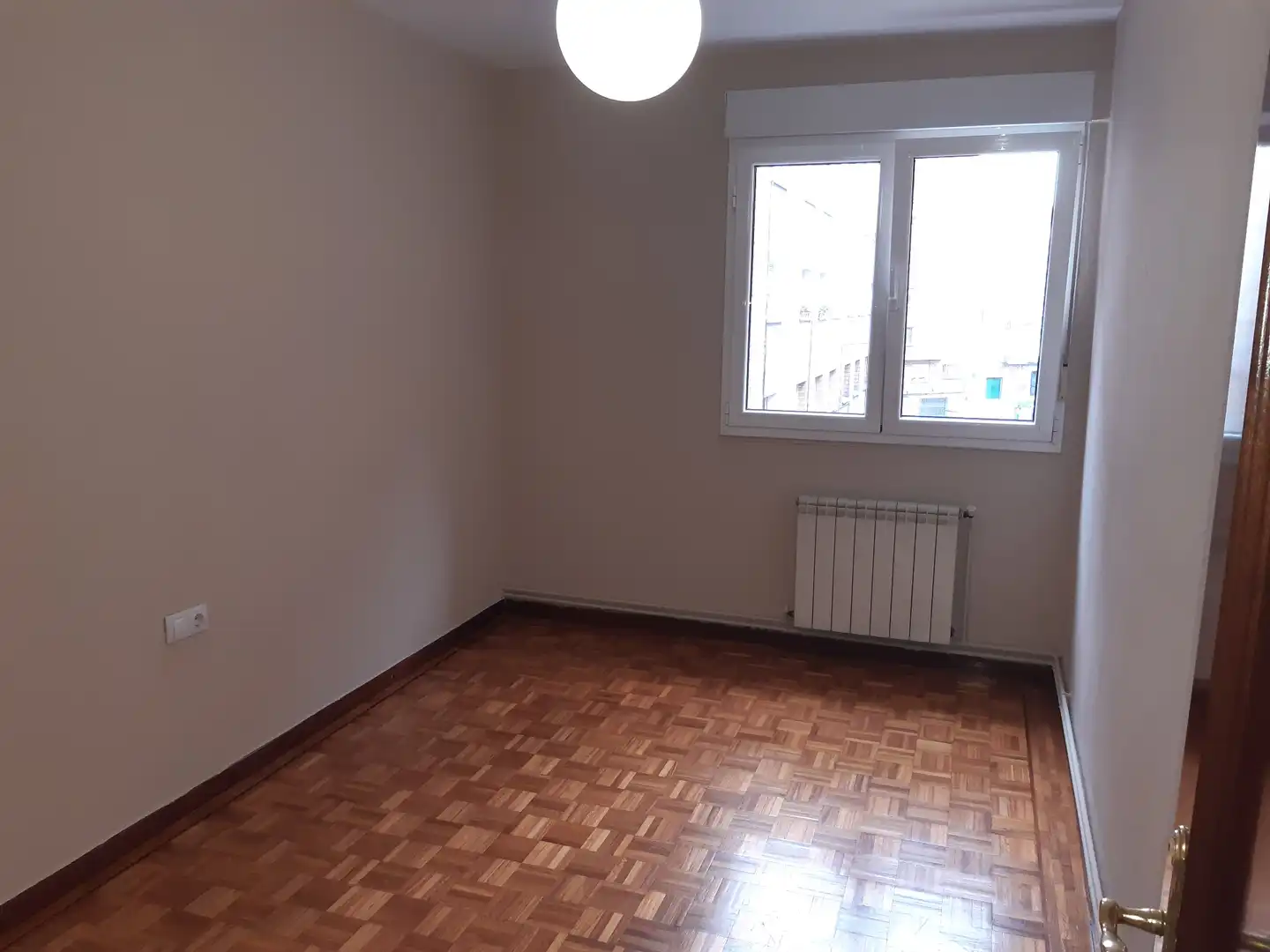 Dormitori de Pis en venda en Gijón  amb Calefacció, Parquet i Moblat