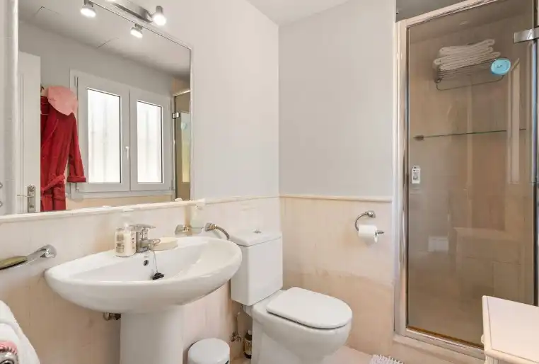 Badezimmer von Einfamilien-Reihenhaus zum Verkauf in Marbella mit Klimaanlage, Privatgarten und Terrasse