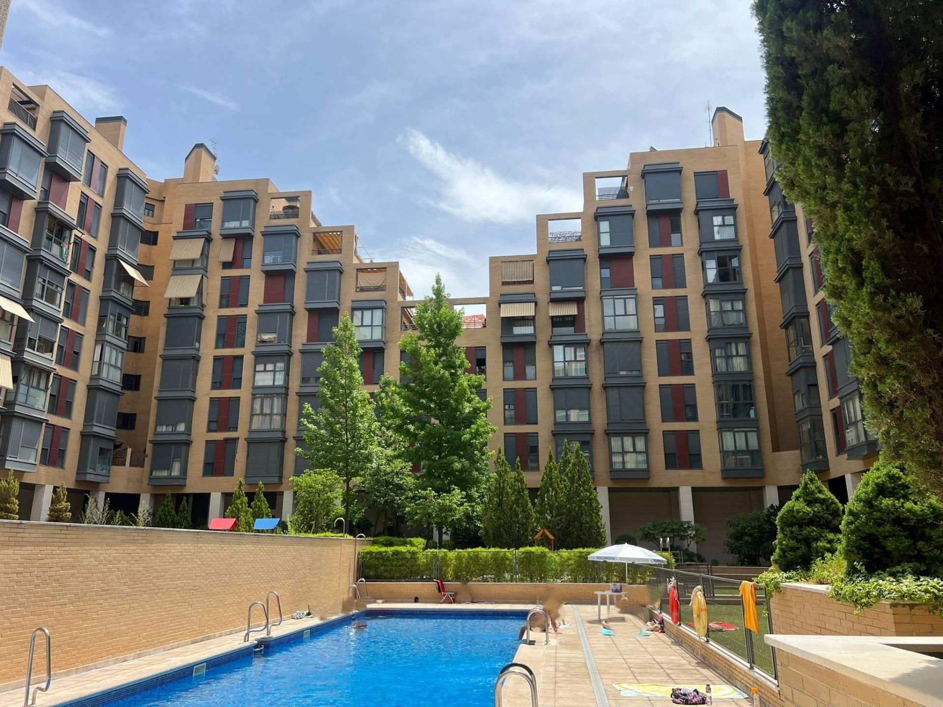 Vista exterior de Pis en venda en  Madrid Capital amb Traster i Piscina comunitària