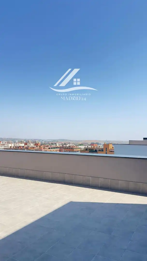 Vista exterior de Piso en venta en Madrid con Aire acondicionado, Piscina y Piscina comunitaria