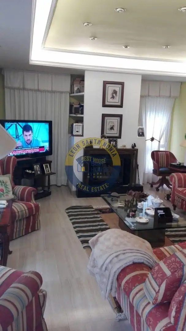 Sala de estar de Casa o chalet en venta en Valdefresno con Calefacción, Jardín privado y Parquet