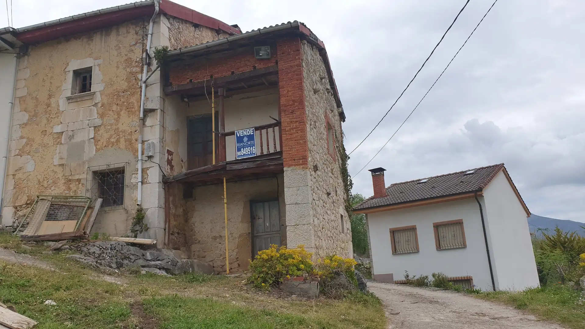 Vista exterior de Casa adosada en venda en Cabrales amb Jardí privat, Traster i Balcó