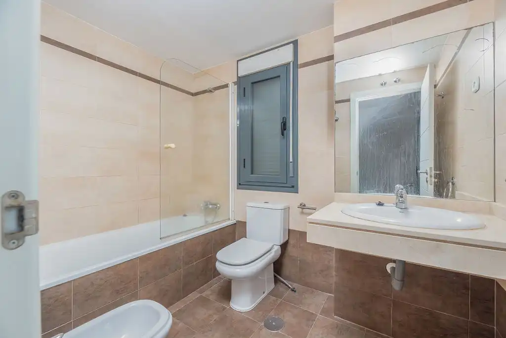 Flat for sale in C/ Plaza de la Estación - Res , Jardín de los Reyes - Parque Real