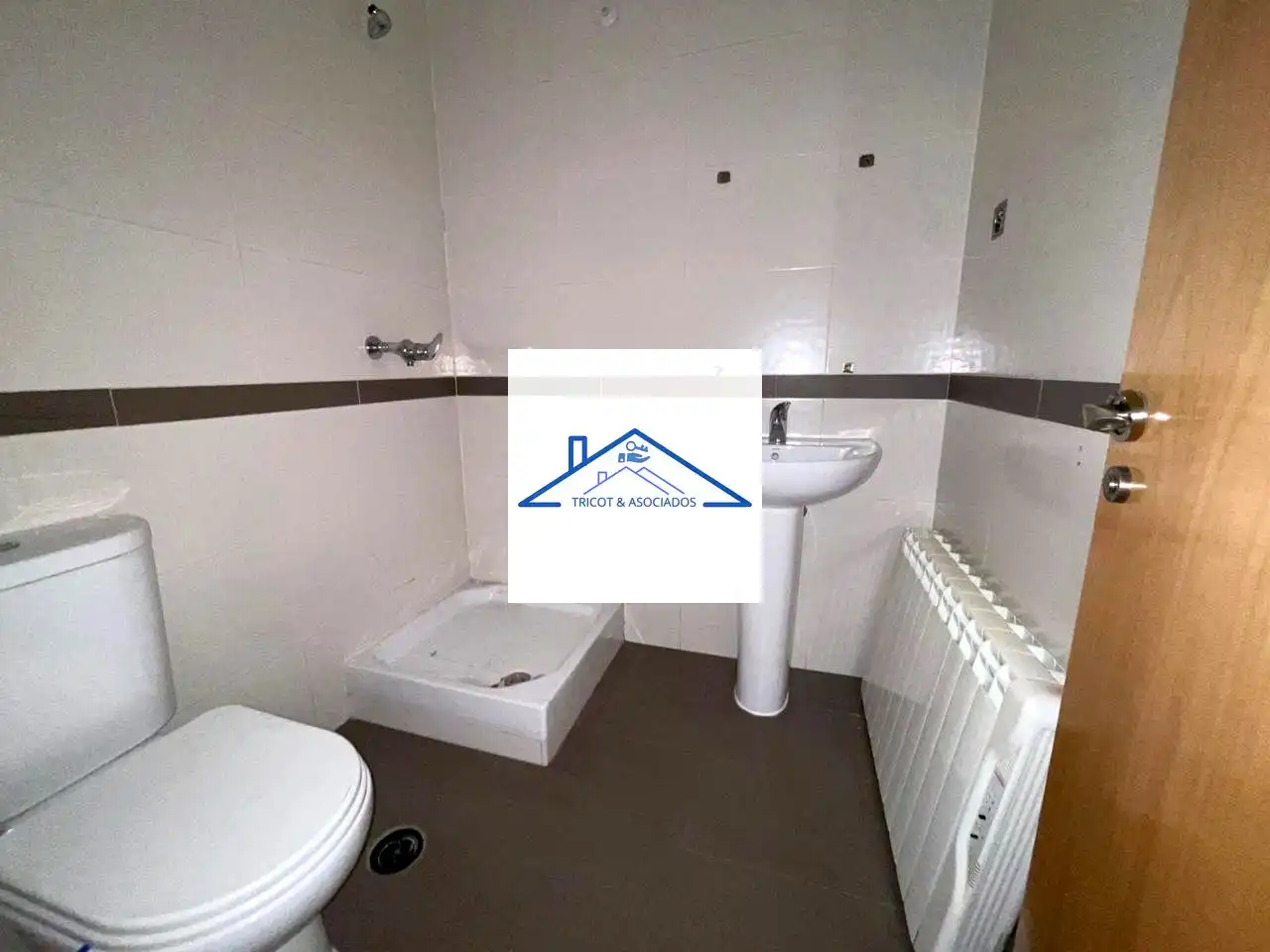 Badezimmer von Erdgeschoss zum Verkauf in Casarrubios del Monte mit Terrasse