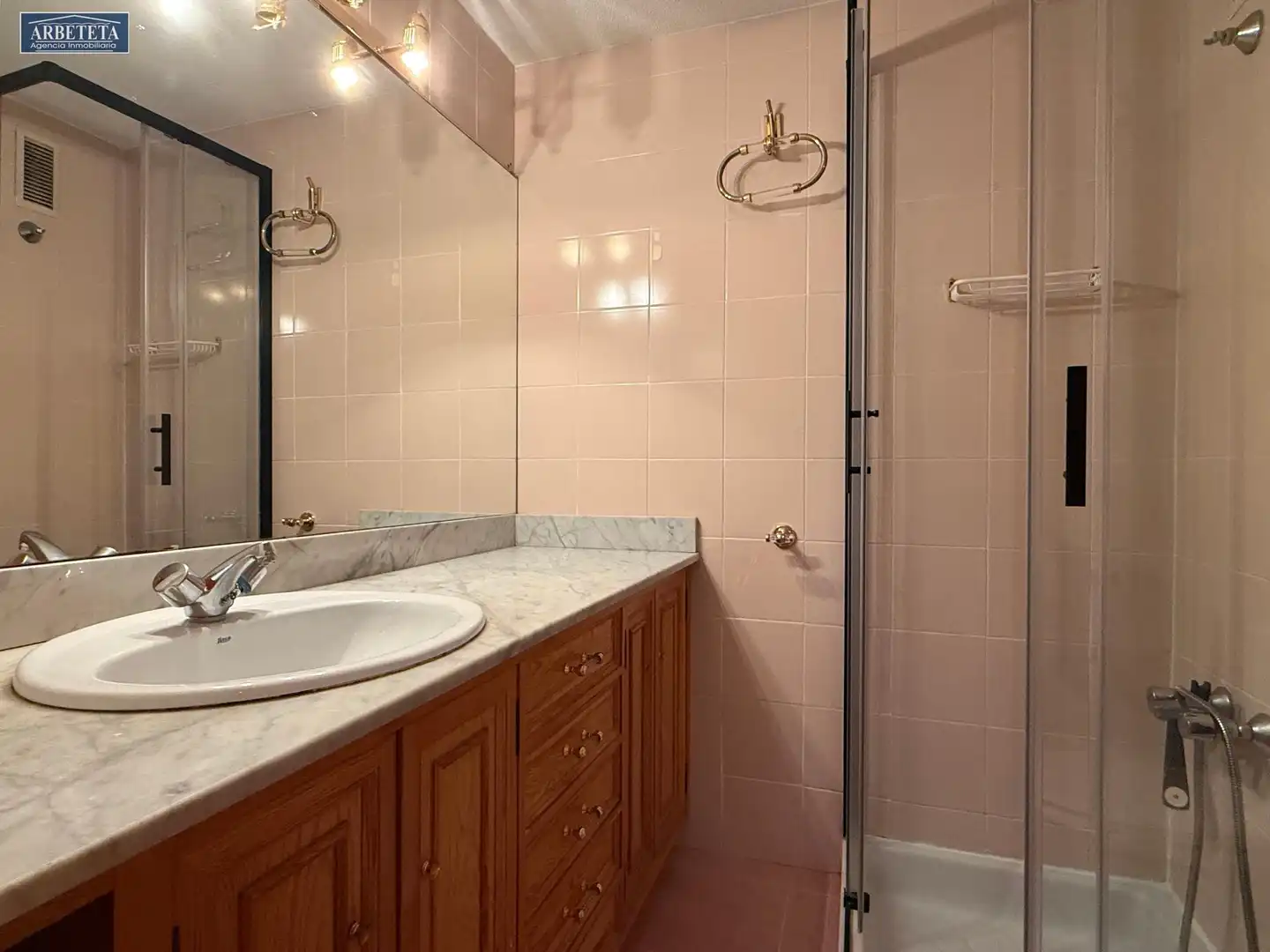 Badezimmer von Wohnung zur Miete in Guadalajara mit Parkett