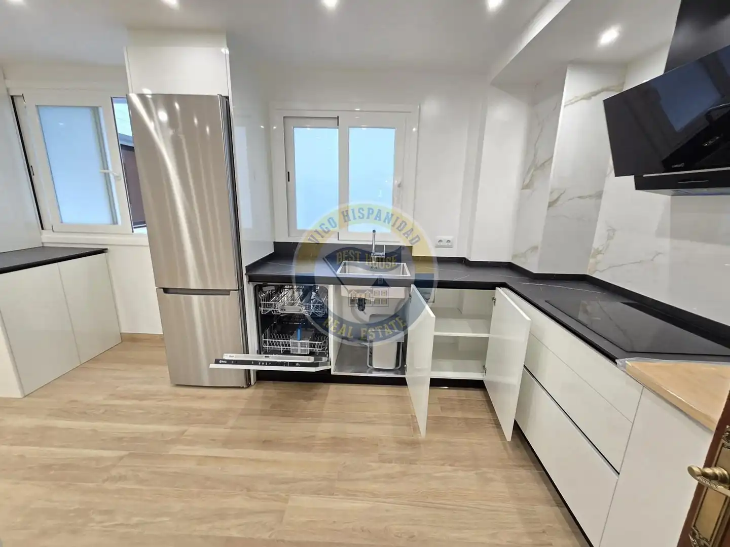 Cocina de Piso de alquiler en Vigo  con Calefacción, Parquet y Balcón