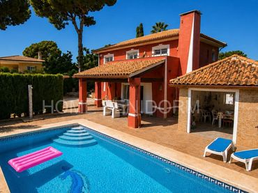 Villa mit Pool zum Verkauf in Urbanizaciones