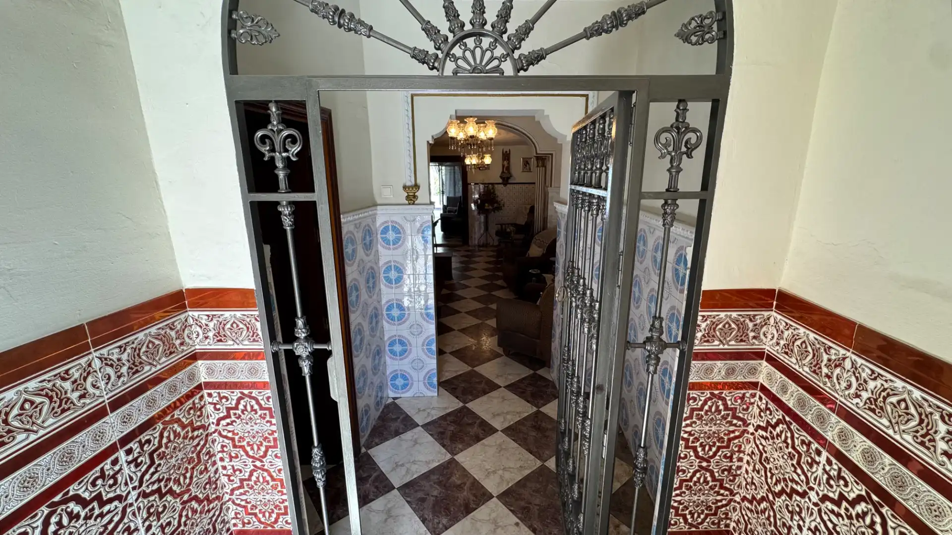 Houses for sale in Brenes  with Air Conditioner, Private garden and Furnished