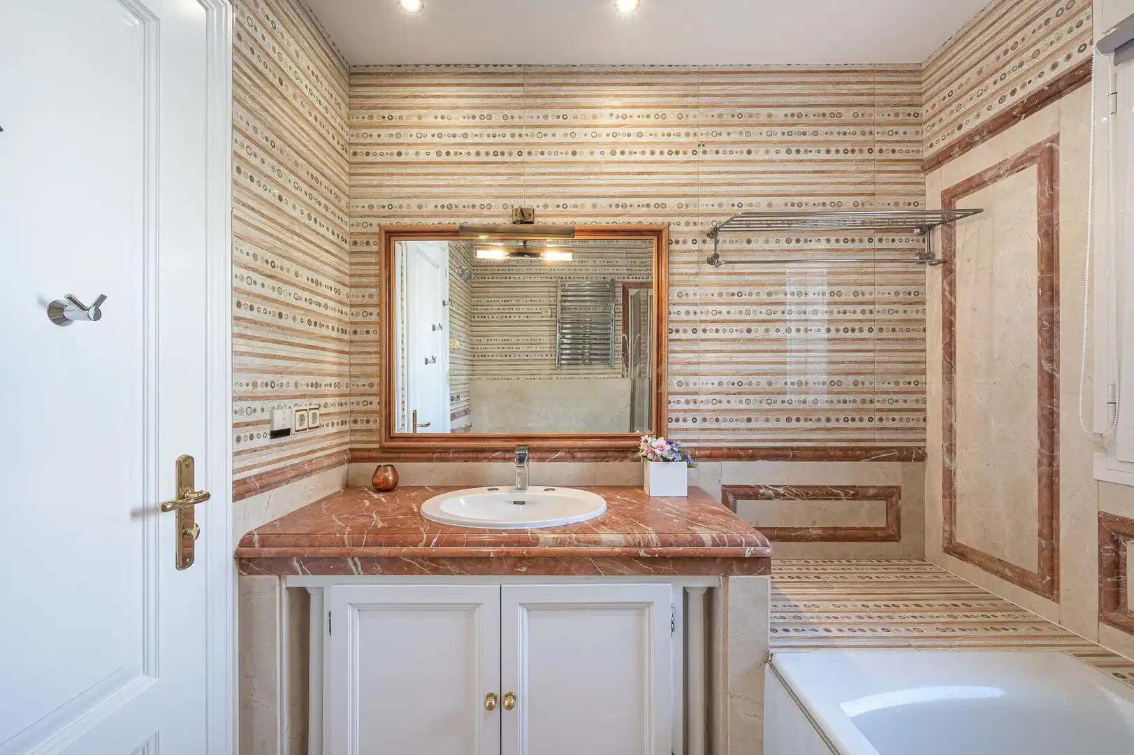 Bathroom of Apartments for rent in Marbella  with Air Conditioner, Private garden and Furnished