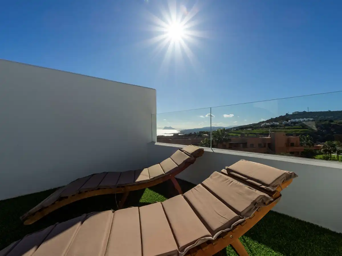 Terrasse von Einfamilien-Reihenhaus zum Verkauf in Manilva mit Klimaanlage, Privatgarten und Schwimmbad