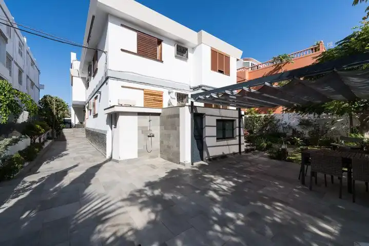 Außenansicht von Wohnung zur Miete in Las Palmas de Gran Canaria mit Klimaanlage und Privatgarten