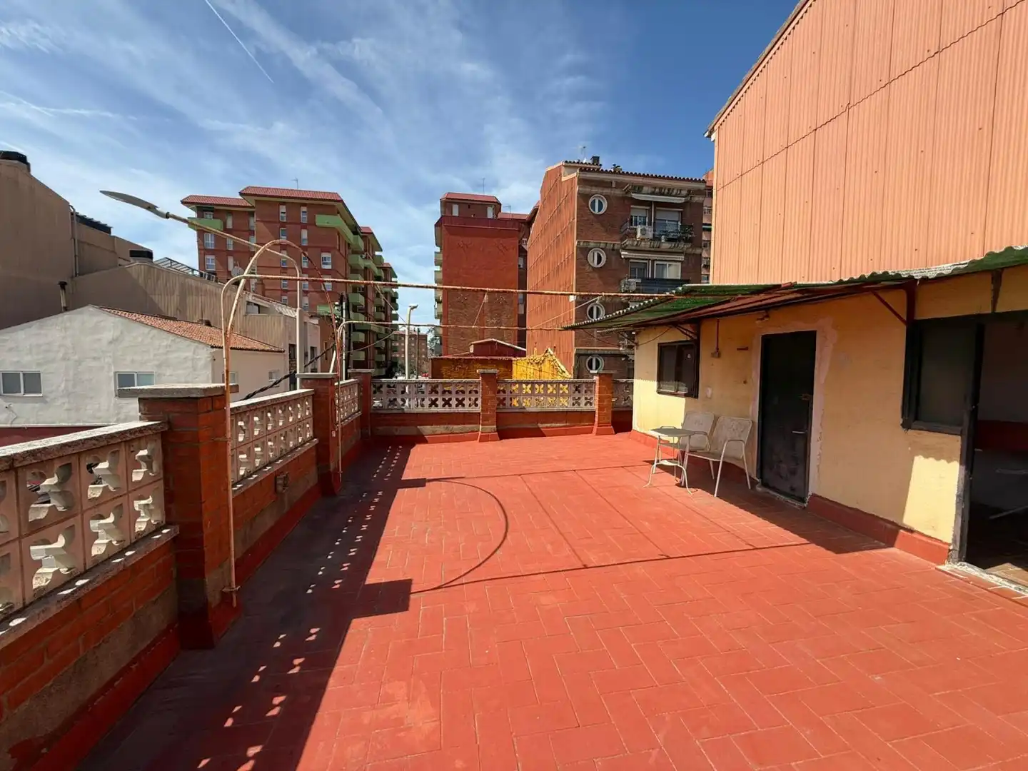 Terrasse von Einfamilien-Reihenhaus zum Verkauf in Sabadell mit Terrasse, Abstellraum und Ofen