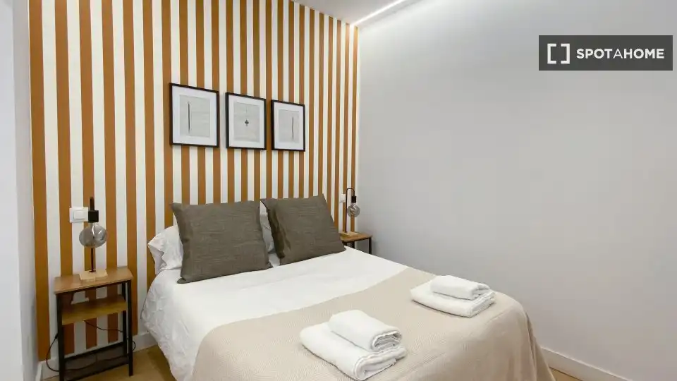 Schlafzimmer von Wohnung zur Miete in Madrid mit Klimaanlage, Heizung und Möbliert
