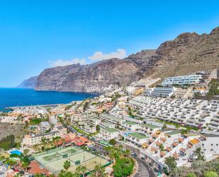 Vista exterior de Àtic en venda en Santiago del Teide amb Aire condicionat, Terrassa i Piscina