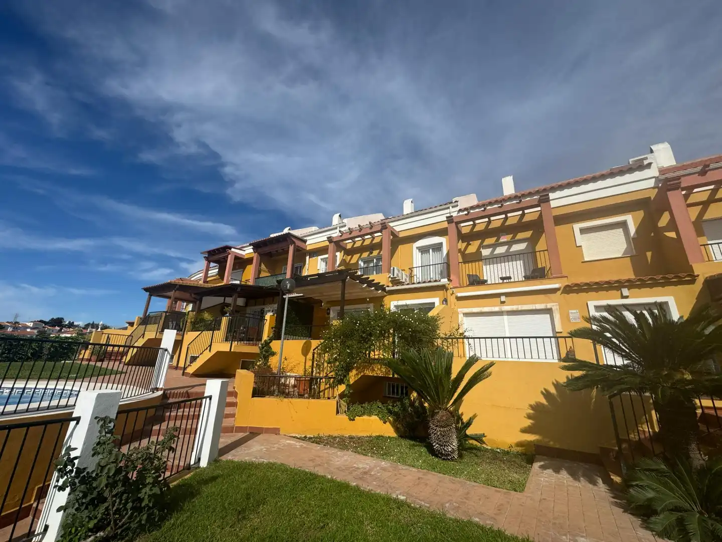 Vista exterior de Casa adosada en venta en Rincón de la Victoria con Aire acondicionado, Calefacción y Jardín privado