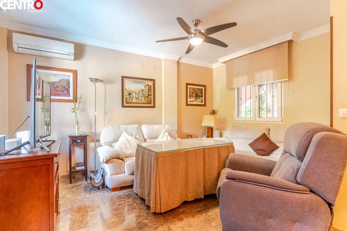 Sala de estar de Casa o chalet en venta en La Zubia con Aire acondicionado, Calefacción y Jardín privado
