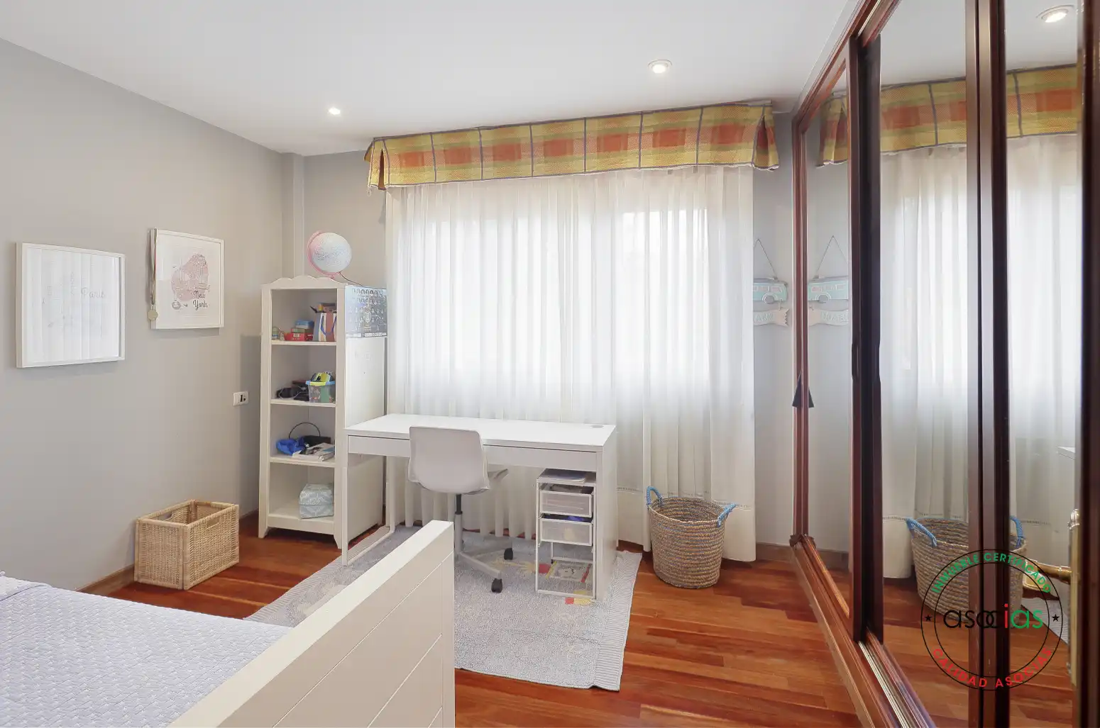 Dormitori de Casa adosada en venda en Gijón  amb Calefacció, Jardí privat i Terrassa