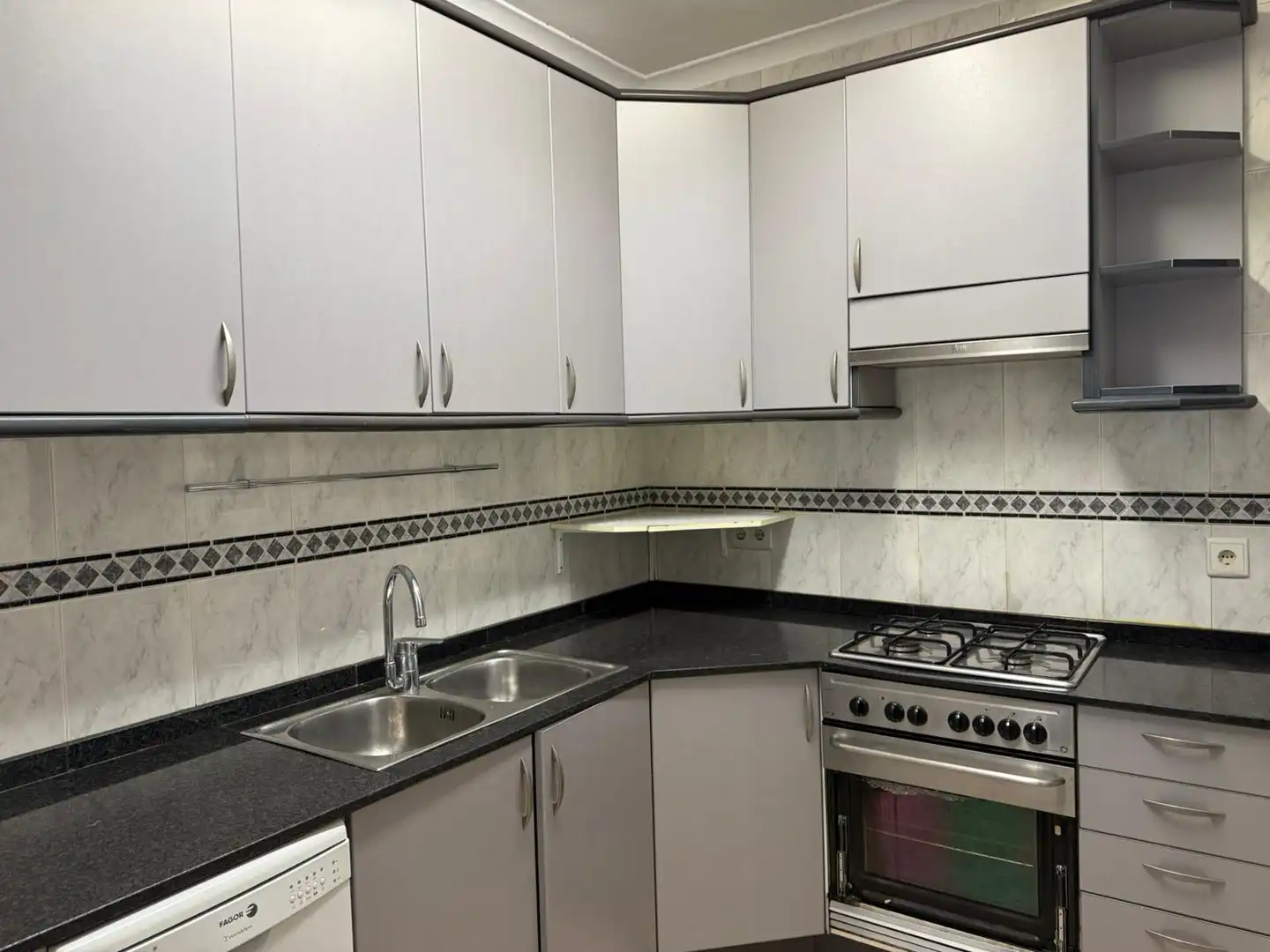 Küche von Wohnung zum Verkauf in Barcelona mit Klimaanlage und Balkon