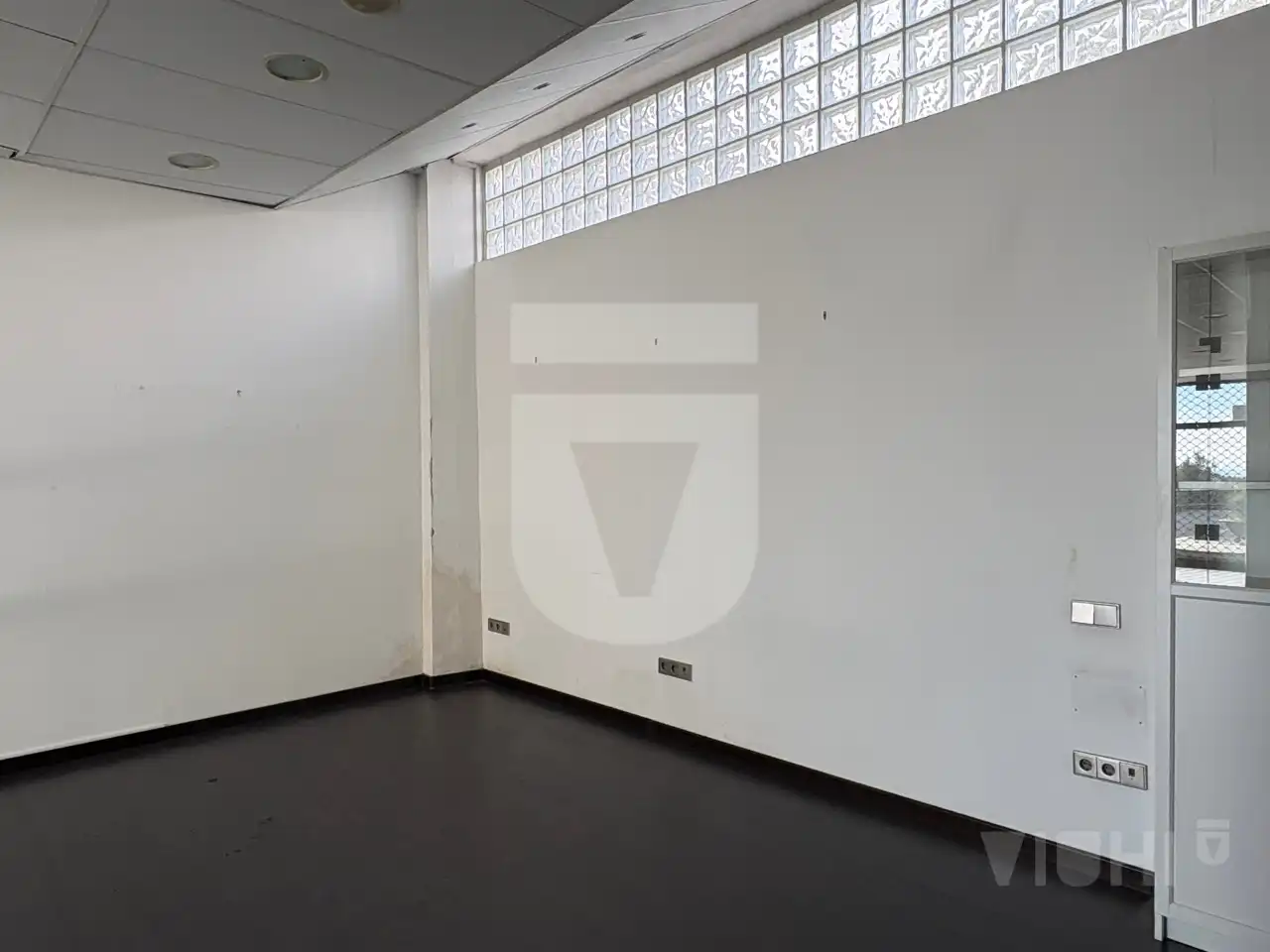 Geschaftsraum zur Miete in Montgat mit Heizung, Parkett und Internet